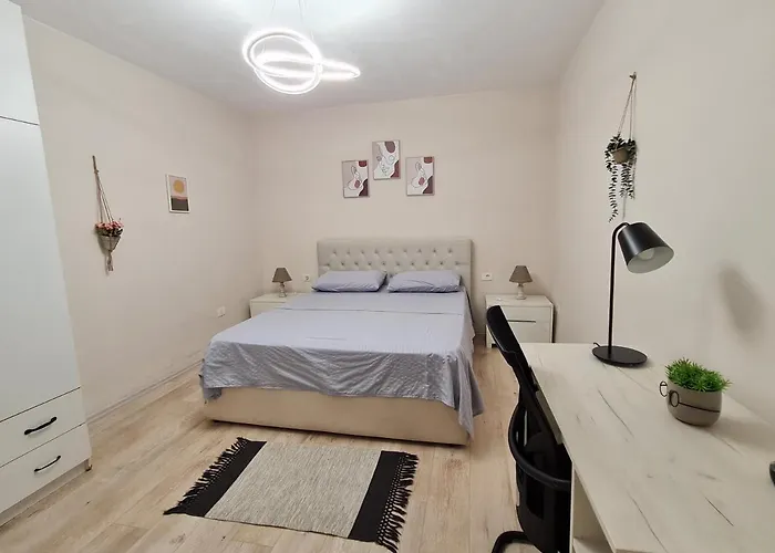 Apartment Downtown Boulevard With A Cute Balcony! *